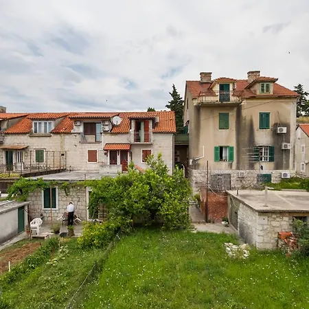 Sunny Stone ספליט